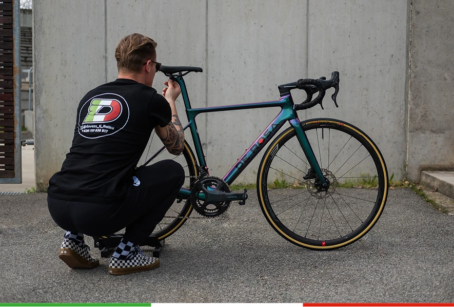 Matěj Shorný, zakladatel Dovezu ti Italku, s italským kolem